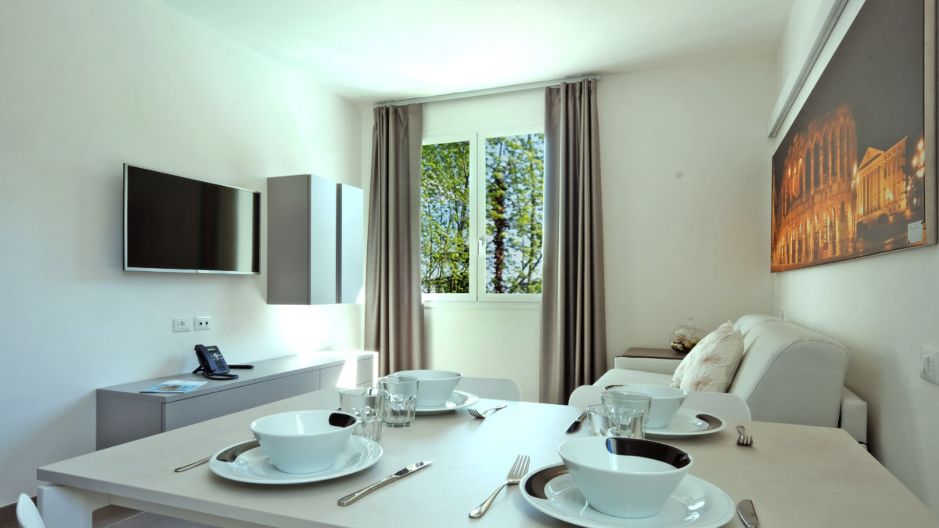 The lightness of a butterfly, <br> its elegance and its grace: <br>be enchanted and express your desires at Madama Butterfly, <br> an exclusive Junior Suite on the first floor overlooking <br>the pool and the large garden<br> full of flowers.