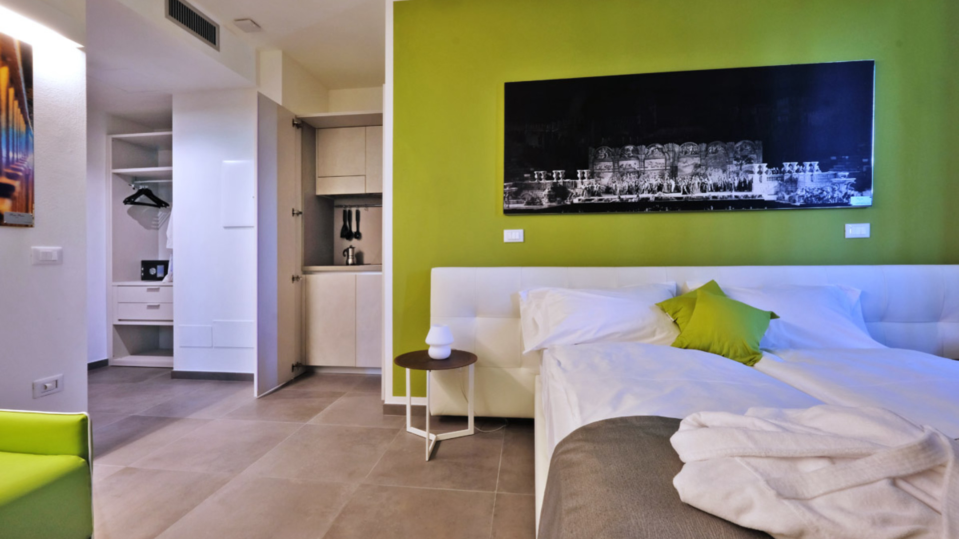 A seamless connection between indoors and outdoors, inviting you to immerse yourself in the tranquility of nature and the exclusivity of Villa Clodia. From the window of Rigoletto, a Deluxe Room on the first floor, you’ll fall in love with the countryside that surrounds you.