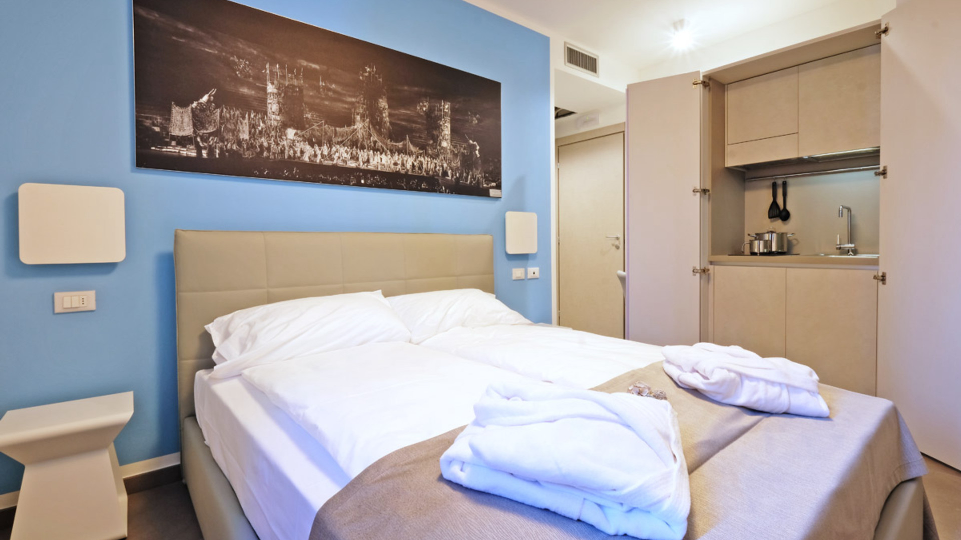 Choose to start the day in the sunlight of Lake Garda and be pampered by the magical atmosphere until the evening.